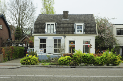 900894 Gezicht op de huizen Amsterdamsestraatweg 893 (rechts) -895 te Utrecht.